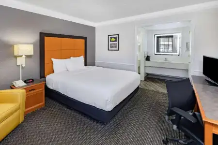 La Quinta Inn by Wyndham Laredo I-35 - 16