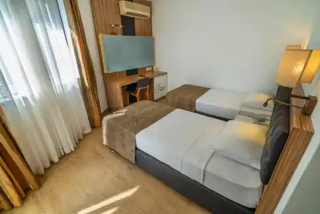 Kleopatra Celine - 28