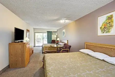 Super 8 by Wyndham Long Beach - 15