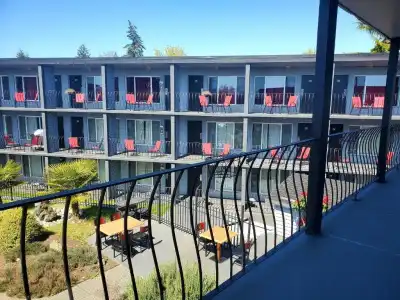 The Port-O-Call Inn & Suites - 11