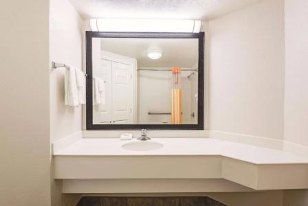 La Quinta Inn & Suites by Wyndham Univ Area Chapel Hill - 43