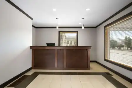 Days Inn by Wyndham Vernon - 12