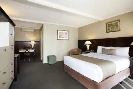 Comfort Inn On Raglan - 4