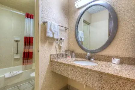Red Roof Inn Tulsa - 28