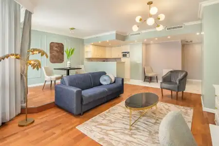 Queen's Court & Residence - 232