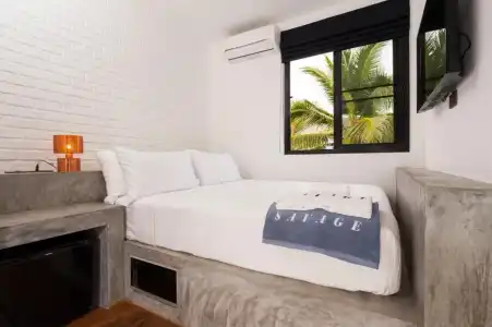 Savage Hostel - 35