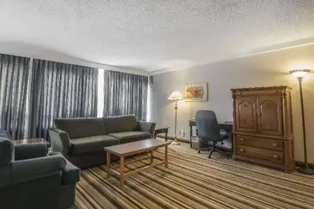 DoubleTree by Hilton Calgary North - 54