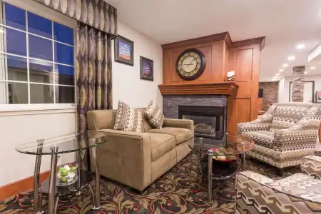 Ramada by Wyndham Portland - 1