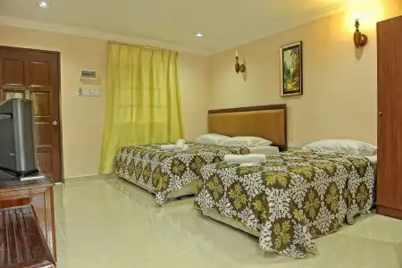 Penarak Bamboo Beach Motel - 5