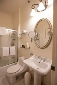 Washington Square Inn - 101