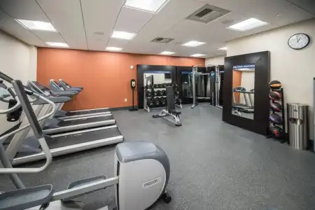 Hampton Inn and Suites Manchester - 16