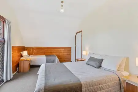Riverfront Motel & Restaurant - 111