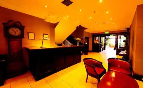 Riverbank House - 0