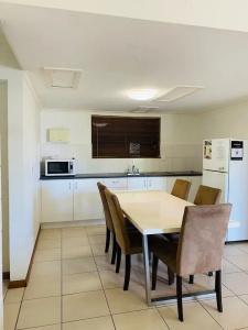 Airlie Beach Apartments - 25