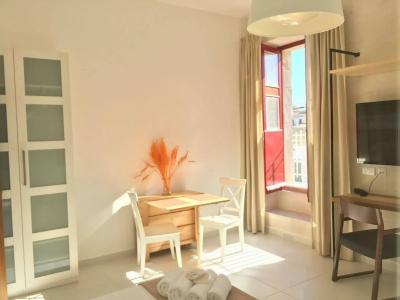 Two Pillows Boutique Hostel - 19