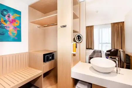 Premier Inn Dubai Dragon Mart - 11