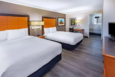 La Quinta Inn by Wyndham Laredo I-35 - 31