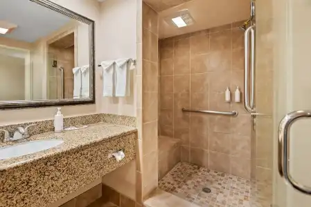 Howard Johnson by Wyndham Pasadena - 8