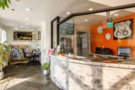 Sandia Peak Inn Old Town ABQ, a Howard Johnson by Wyndham - 1