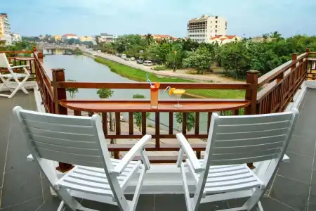 Threeway Riverside Villa - 14