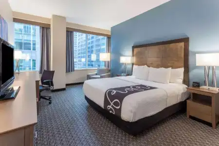 La Quinta Inn & Suites by Wyndham Chicago Downtown - 54