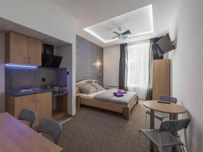 Hostel 70S - 94