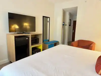 Days Inn & Suites by Wyndham Lakeland - 19