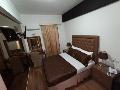 Queens Leriotis - 35