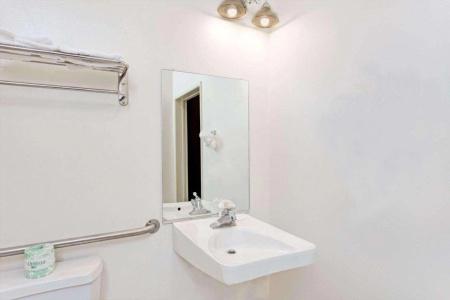 Travelodge By Wyndham Pasadena Central - 8
