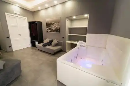 H. G. Boutique Toledo Napoli Centro - 110