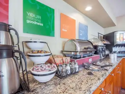 Econo Lodge Inn & Suites - 12