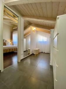 Ungherese Small Luxury - 144