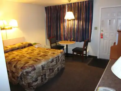 Chinook Motel - 13