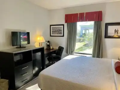 Days Inn & Suites by Wyndham Lakeland - 52