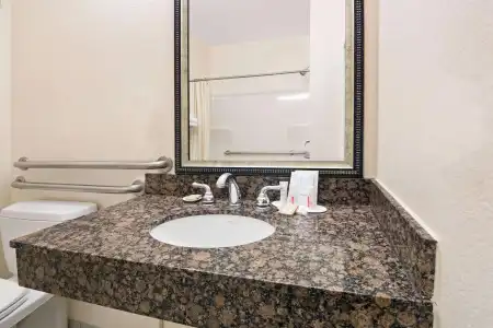 Super 8 by Wyndham Austin/Airport South - 7