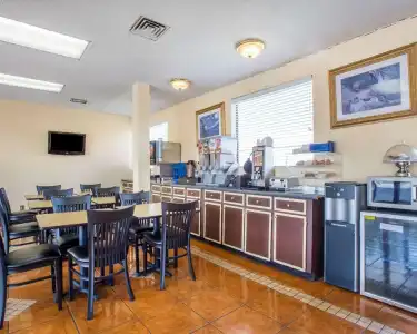 Econo Lodge Inn & Suites Macon West - 19