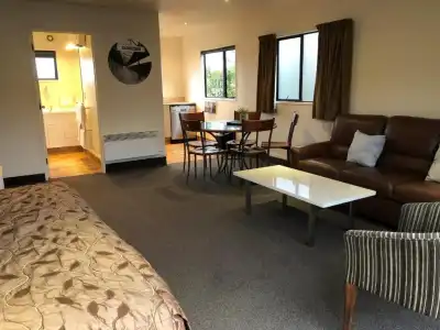 Commodore Motels - 51