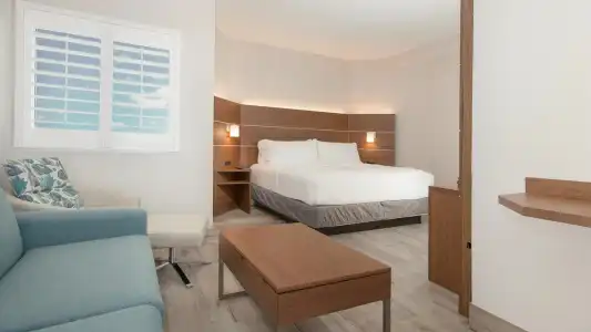 Holiday Inn Express & Suites Panama City Beach - Beachfront by IHG - 6