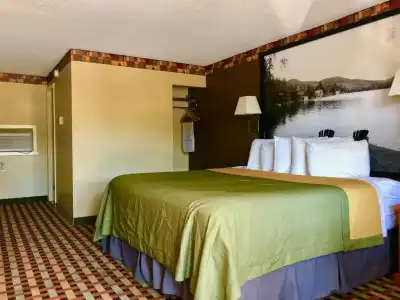 Super 8 by Wyndham Lake George/Downtown - 23