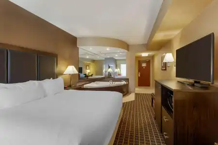 Best Western Plus Burlington Inn & Suites - 2