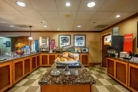 Hampton Inn by Hilton Bowling Green - 10