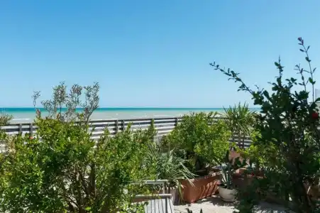 Kiss Beachfront & Restaurant - 78