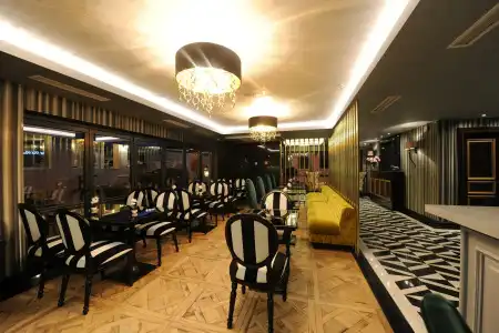 Le Petit Palace - 2