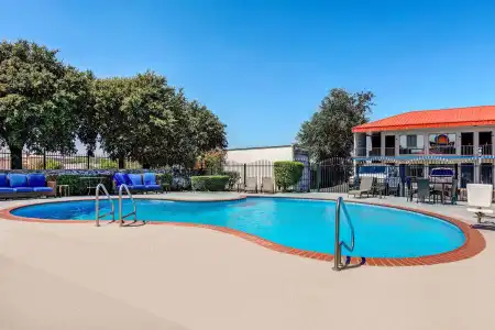 Days Inn by Wyndham South Fort Worth - 9