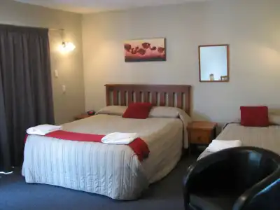 Cobblestone Court Motel – Wenzel Motels - 3
