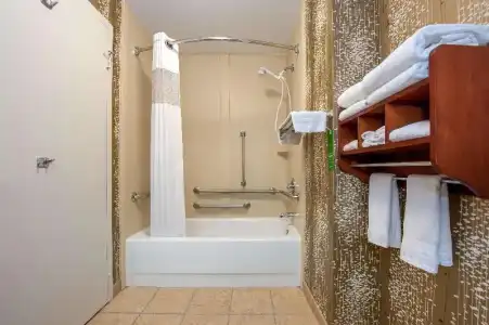 Hampton Inn by Hilton Bowling Green - 43