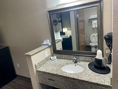 Super 8 by Wyndham San Antonio/Alamodome Area - 38