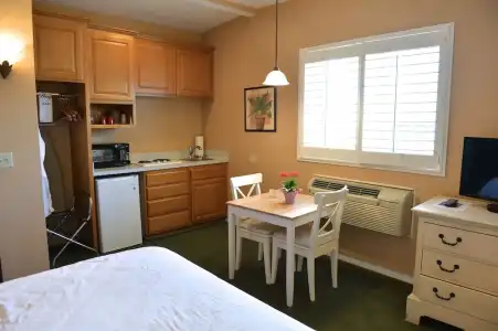 Crown City Inn - 13