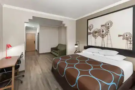Super 8 by Wyndham San Antonio/Alamodome Area - 25
