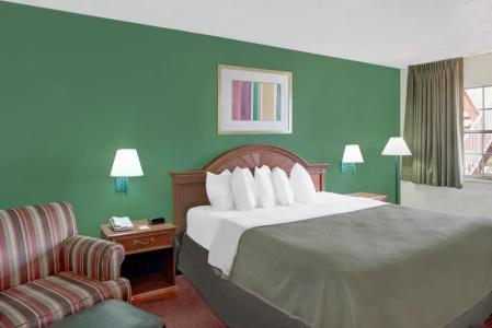 Howard Johnson by Wyndham Ft. Myers FL - 40